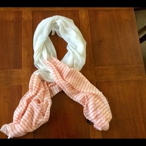 Cute scarf! Never worn!!